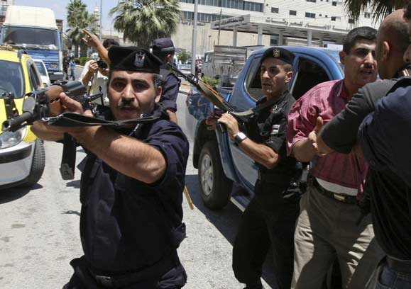 صورة أرشيفية لأجهزة السلطة وهي تقمع نشاط لحزب التحرير