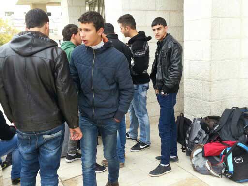 طلاب "التوجيهي" من ثانوية عرّابة يحتجون على محاكمة زميل لهم من شباب حزب التحرير