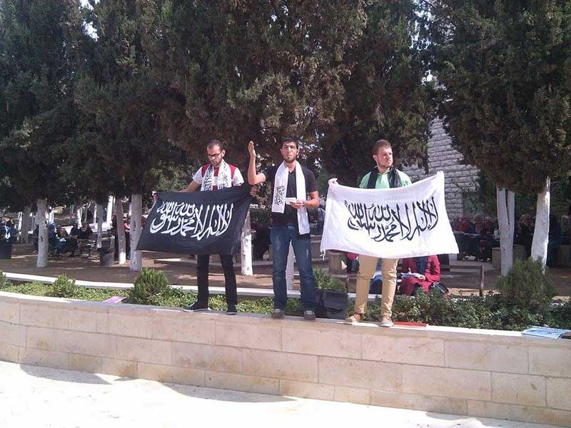 كتلة الوعي في جامعة الخليل تنظم وقفة نصرة لدماء الشهداء التي تراق في فلسطين