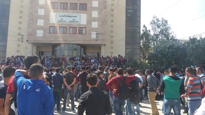 كتلة الوعي في جامعة بوليتكنك فلسطين تلقي كلمة أمام جمع غفير من الطلاب حول الأحداث الجارية في فلسطين