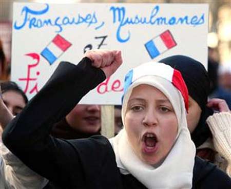 فرنسا تصر على تحدي القيم الإسلامية