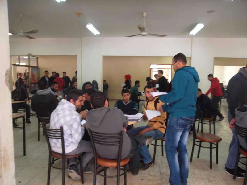 كتلة الوعي في جامعة فلسطين التقنية خضوري توزع بيانا حول توجّه الأمة نحو النصر والتمكين