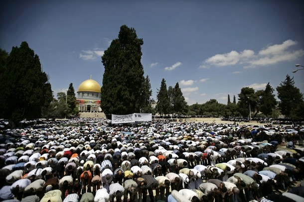 في الجمعة الثانية من رمضان حزب التحرير يوزع بيانا في المسجد الأقصى حاثا على إقامة الدين وتحرير فلسطين