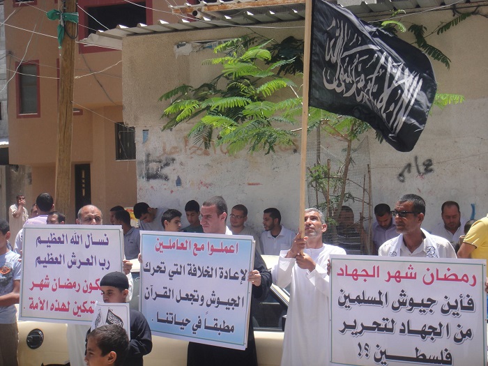 شباب حزب التحرير في مخيم البريج وسط القطاع يقفون وقفة تهنئة وتذكير
