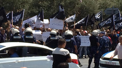 بيان صحفي :  أجهزة السلطة الأمنية المتخاذلة أمام الاحتلال  تعتدي على وقفة احتجاجية سلمية وتعتقل العشرات