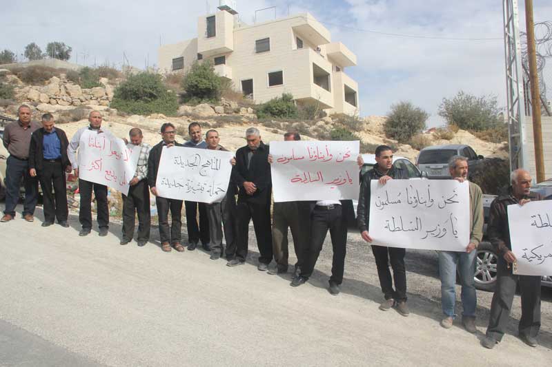 فيديو: شباب حزب التحرير في الخليل ينظمون وقفة احتجاجية ضد مناهج التعليم خلال افتتاح الوزير صيدم لمدرسة بيسان