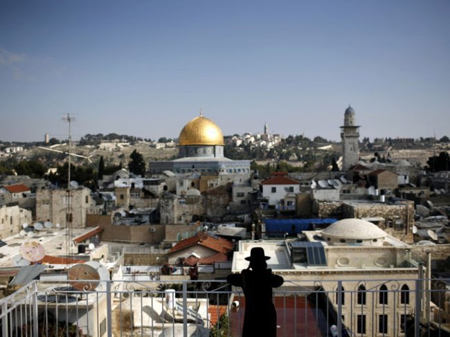 تعليق صحفي  هل يمكن لمن فرّط بالأرض المباركة أن يحمي عقارات القدس من تهريب ملكياتها لليهود؟!