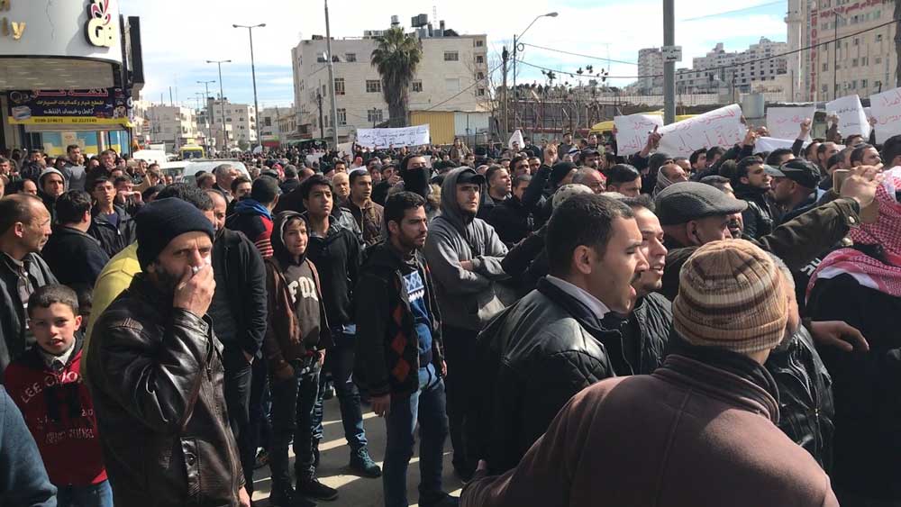 عاجل: السلطة الفلسطينية حاولت منع الوقفة الاحتجاجية على إهدائها لأرض وقف تميم الداري للروس بالقوة والغاز المسيل للدموع