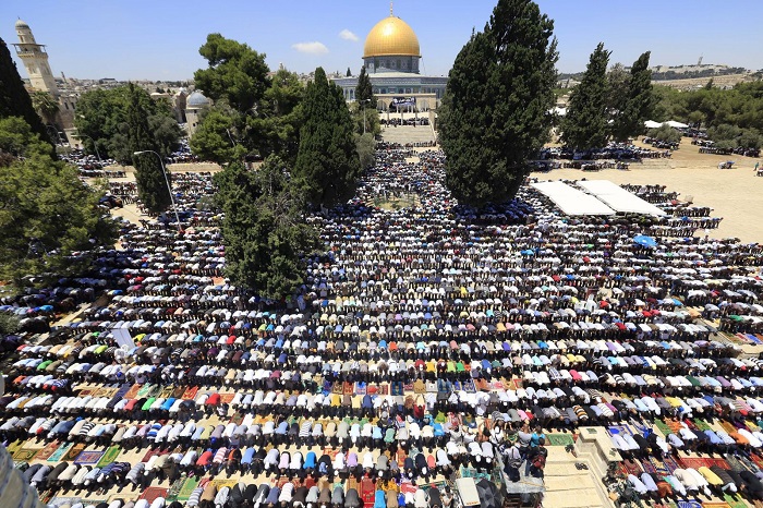 تعليق صحفي: روسيا تصفع السلطة، وعباس -بقرار منحها وقف تميم الداري- يكافئها!!