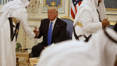 تعليق صحفي : الملك سلمان يعلّم ترامب عادات فنجان القهوة ولا يعلمه أحكام الإسلام وعادات الأحرار!!