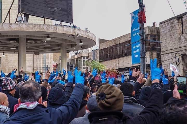 الوقفة الاحتجاجية في نابلس رغم الأحوال الجوية دليل على عزم الناس على إسقاط قانون الضمان