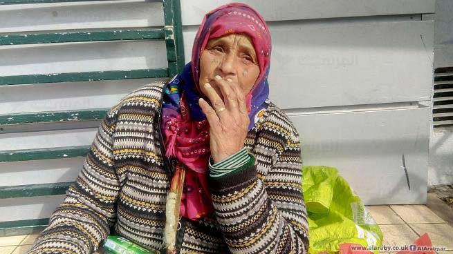 السبعينية فاطمة التي تصارع البرد لكسب قوتها نموذج لما تريده السلطة لأهل فلسطين 