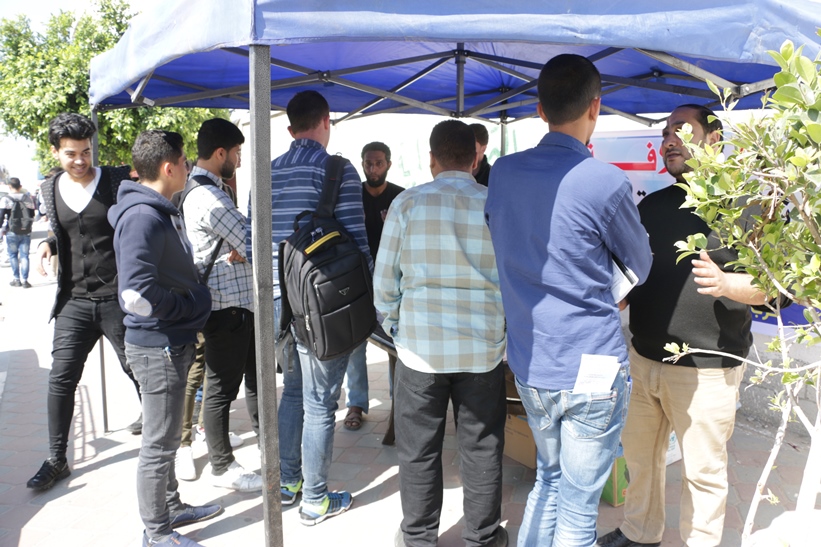 شباب حزب التحرير ينظمون طاولة حوارية قبالة جامعة فلسطين في قطاع غزة
