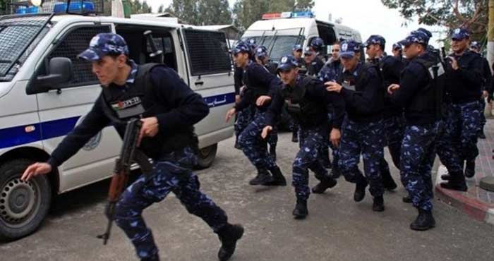 الأجهزة الأمنية تستنفر قواتها لإزالة راية رسول الله رفعها شاب أمام محله في الظاهرية!