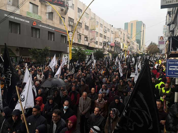 حزب التحرير، في وقفة جماهيرية، يحذر من مخطط خبيث لضرب الخليل ويعتبر السلطة متواطئة