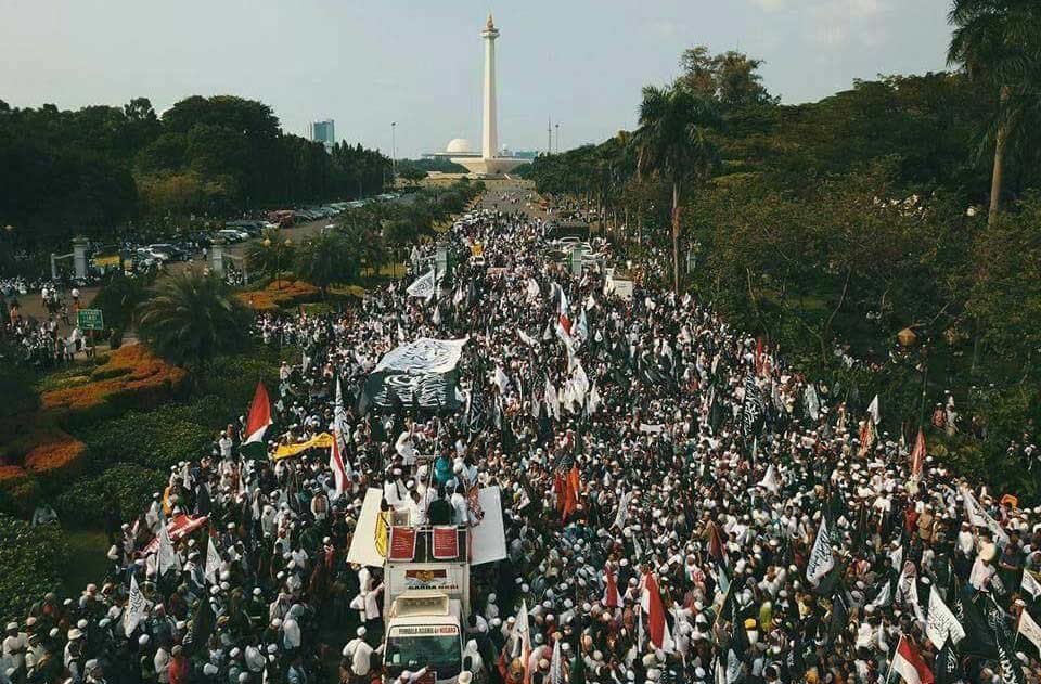 تظاهرات ضخمة في إندونيسيا ضد القوانين الجديدة التي اقرتها الحكومة لحظر حزب التحرير والجماعات التي تعمل لصالح الإسلام